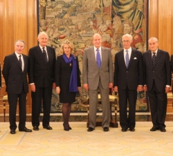 Fotografía de grupo de Su Majestad el Rey con una representación de la Unión de Círculos Italianos